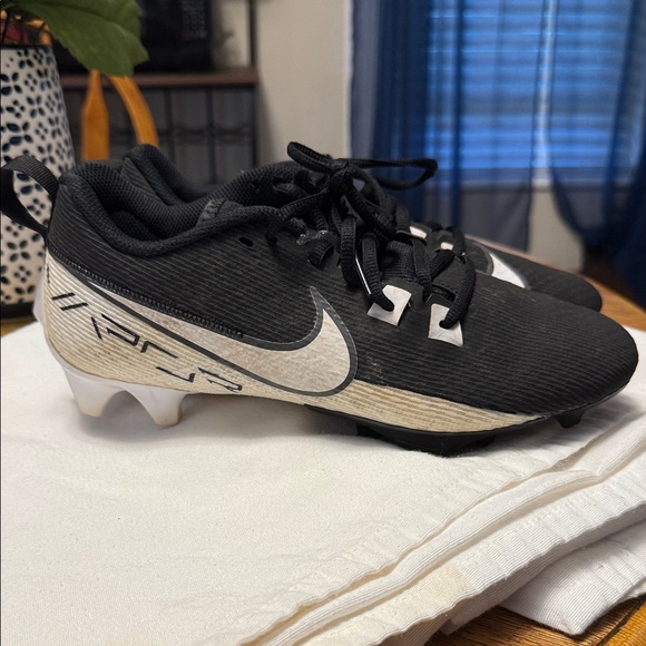 Nike Black and White Football Cleats - Picture 1 of 4